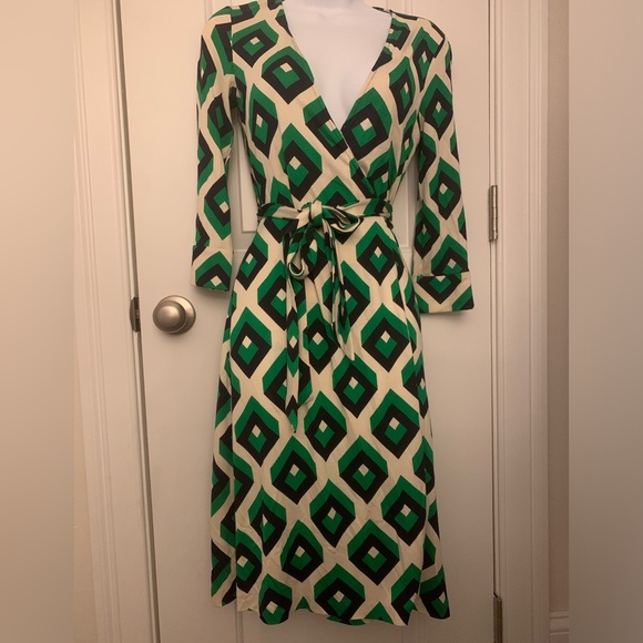 Diane von Furstenberg Vintage Julian Wrap Dress 100% Silk Size 2 - Picture 5 of 6